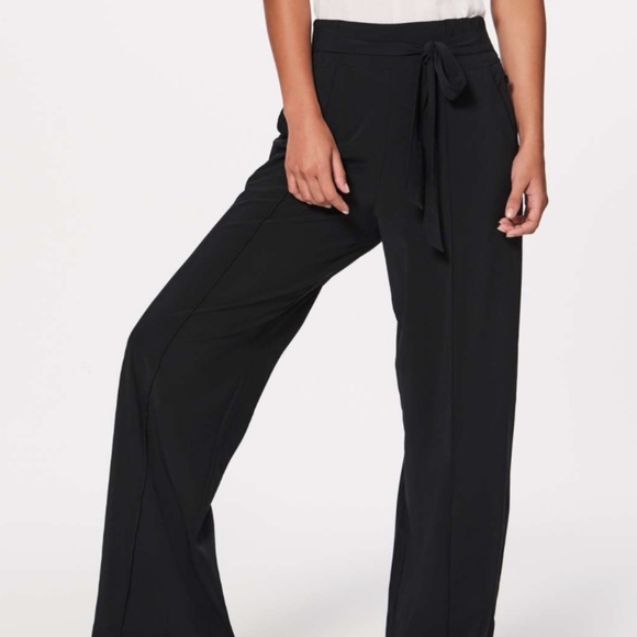 Hi-Rise Lululemon Noir Wide Leg Pant - Picture 1 of 4
